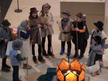 Die Hirten lagern am Feuer.