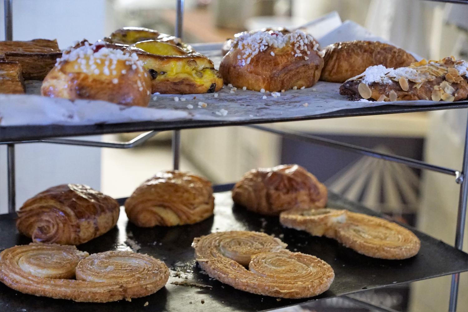 kuchen croisaants und Plunderstücke Verkaufsregal