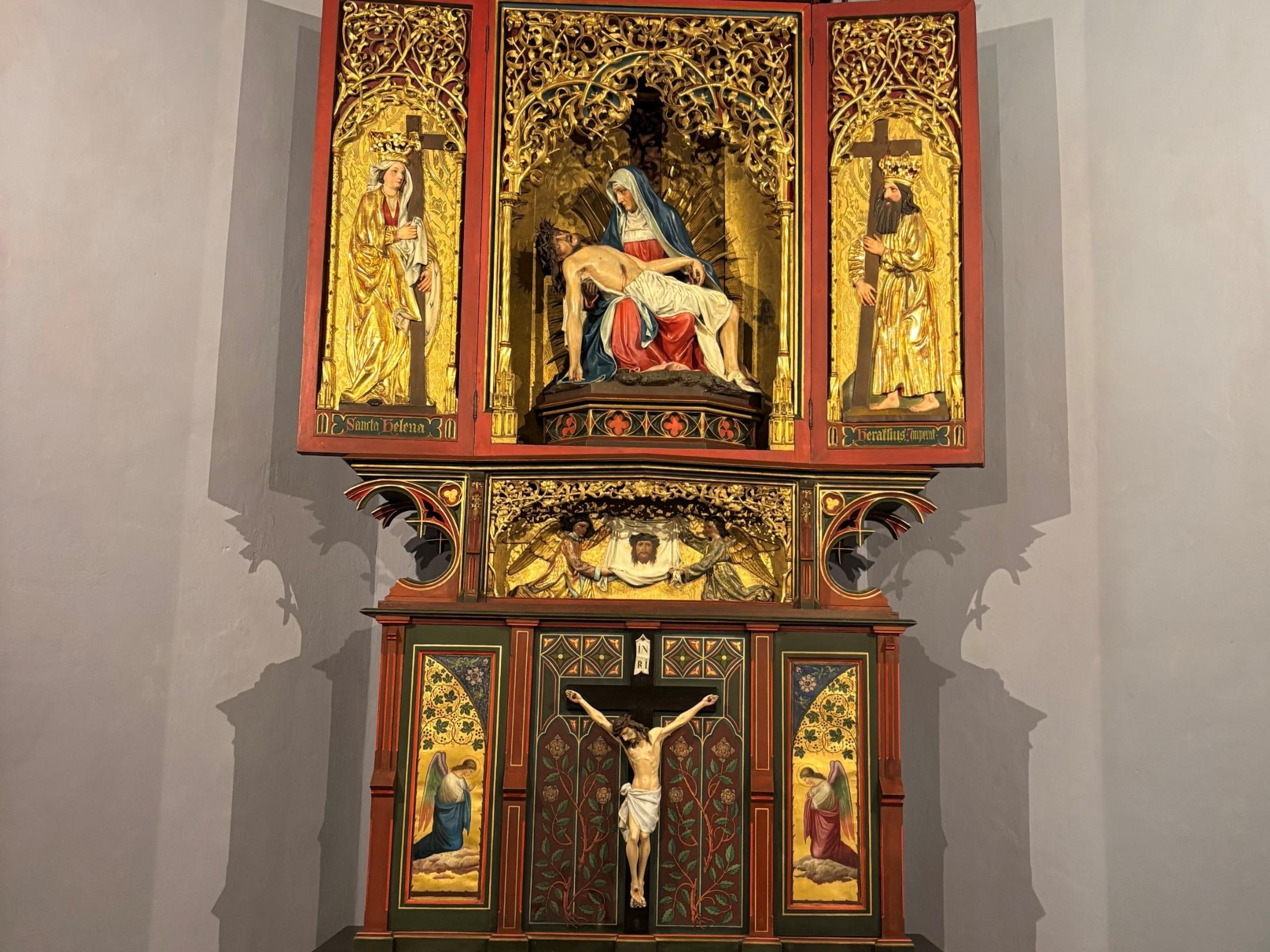 Der Kreuzaltar erstrahlt in neuem Glanz