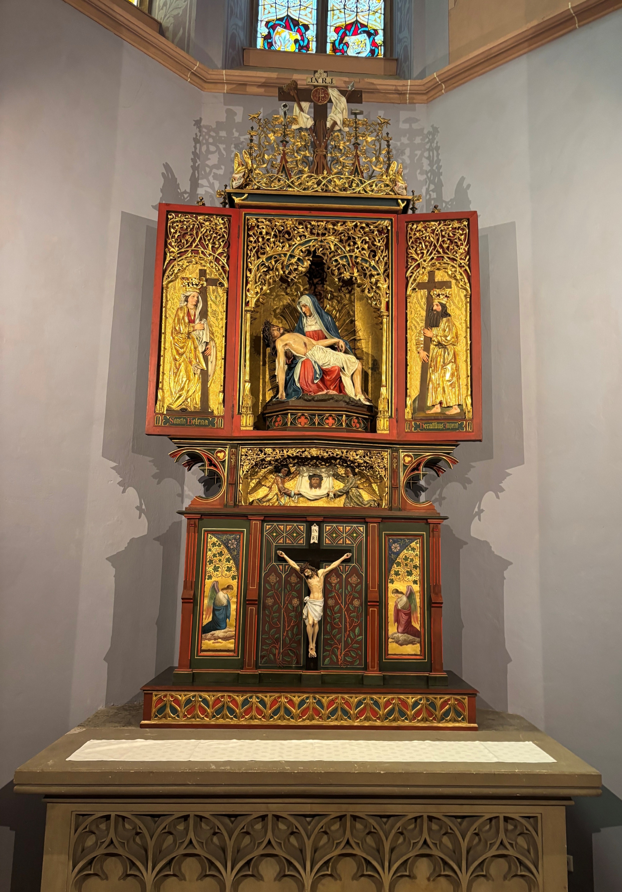 Der Kreuzaltar erstrahlt in neuem Glanz