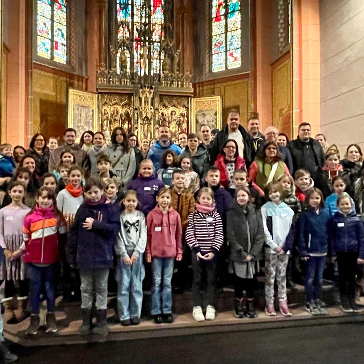 Gemeinsam erkundeten die Kommunionfamilien die Apostelkirche.