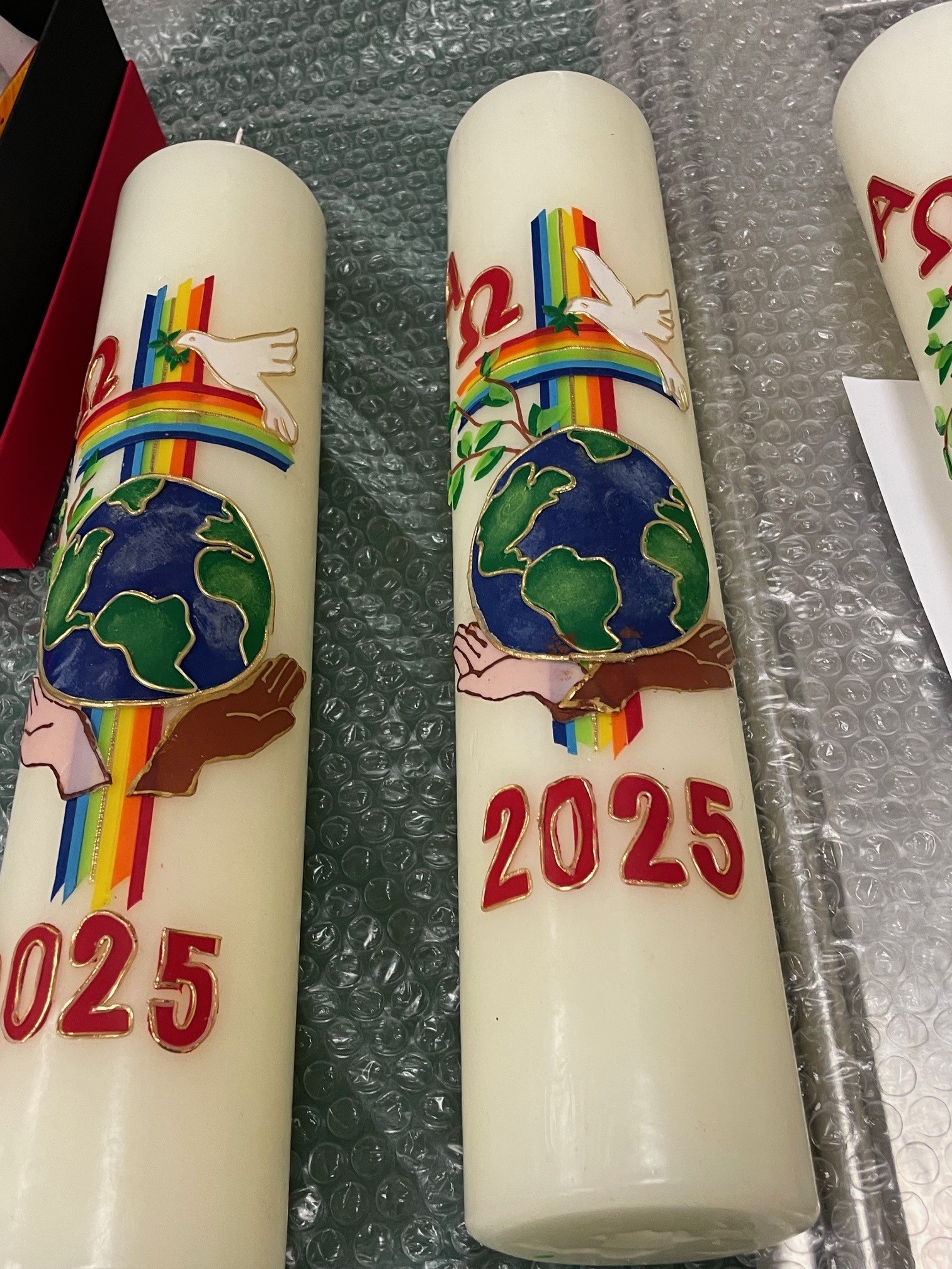 Osterkerze 2025 zum Jahresthema unserer Pfarrei „Die Erde. geschenkt ... Geschenk!“