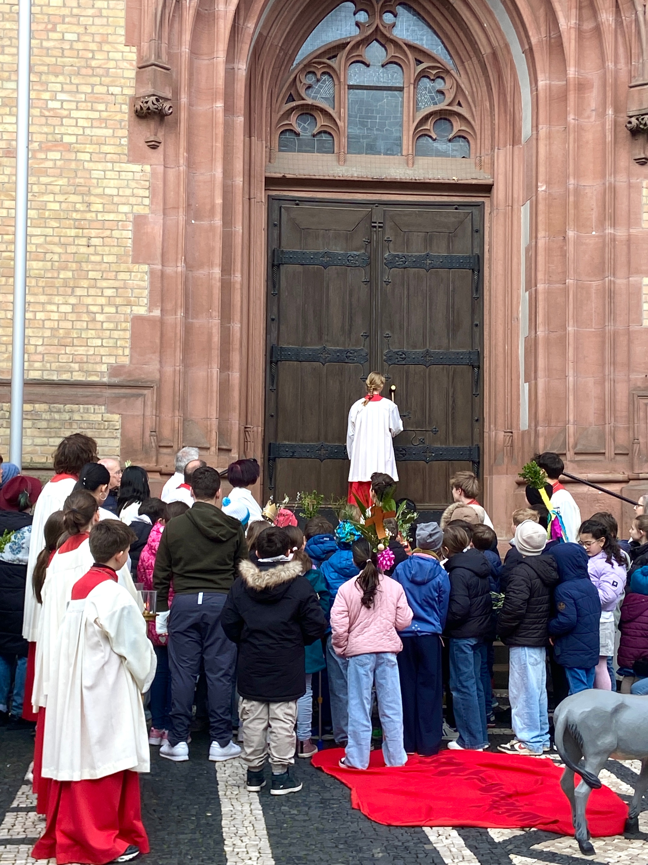Ein lautes Hämmern an die schweren Türen der Apostelkirche.