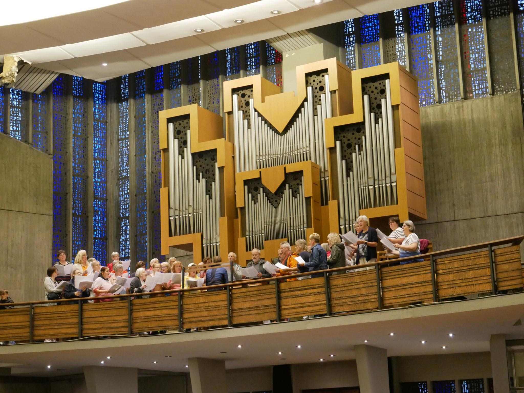 Der Kirchenchor setzte auf dem Weg mit seinen Lieder emotionale Akzente.