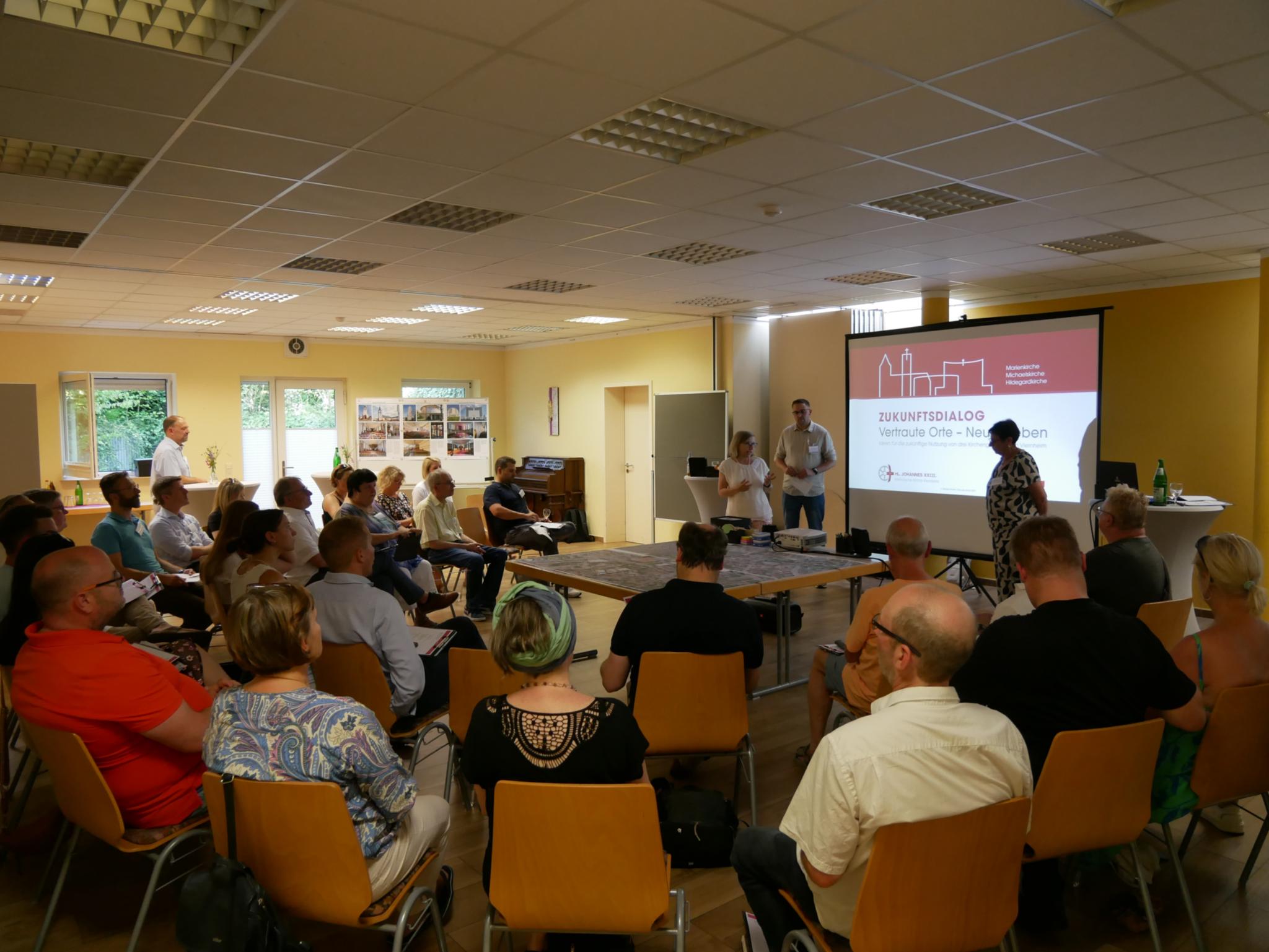Der 1. Runde Tisch war ein Abend voller Aufmerksamkeit, Offenheit und Engagement.