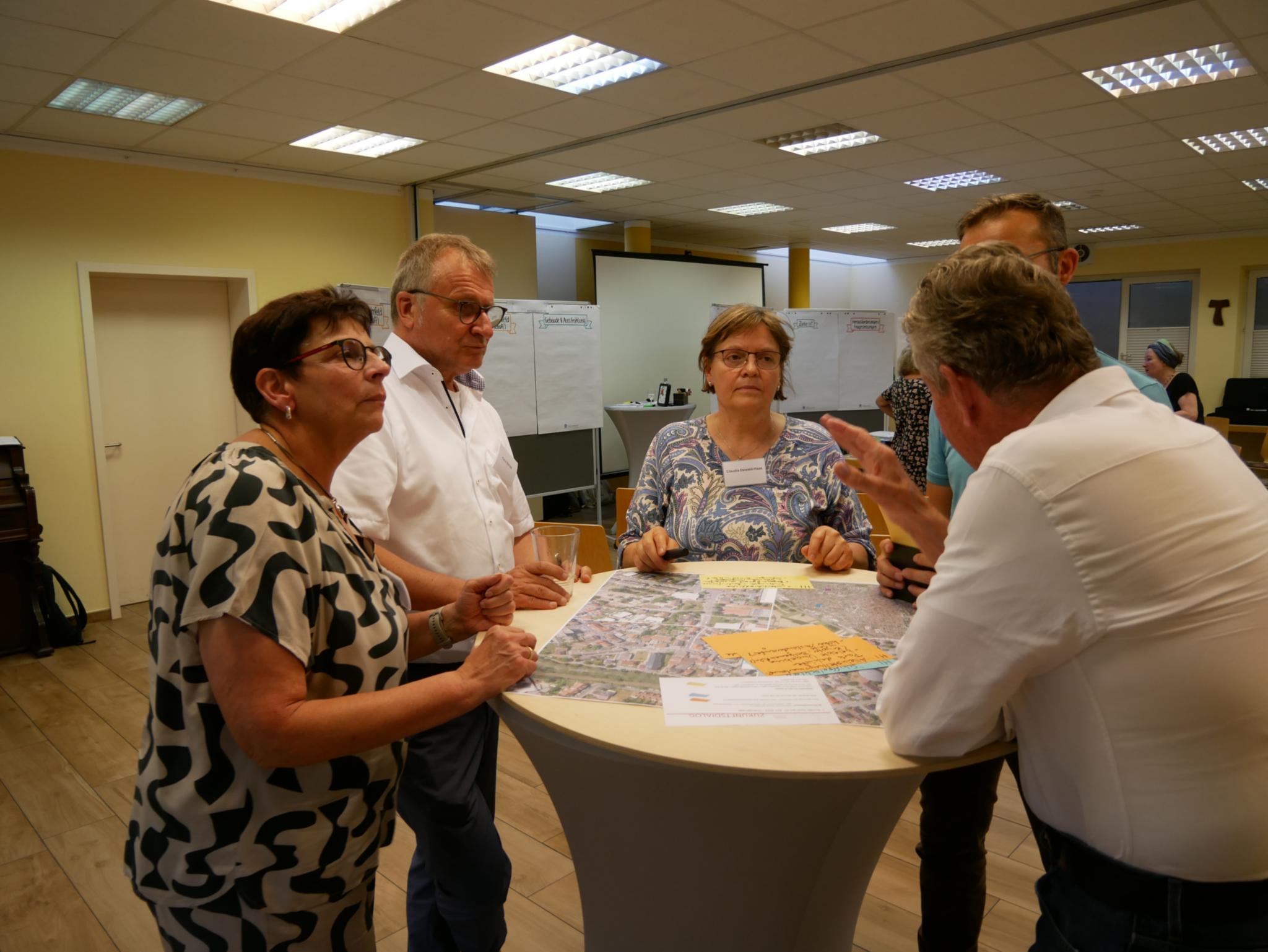 In kleinen Gruppen wurde herausgearbeitet, was die Kirchenstandorte ausmachen.