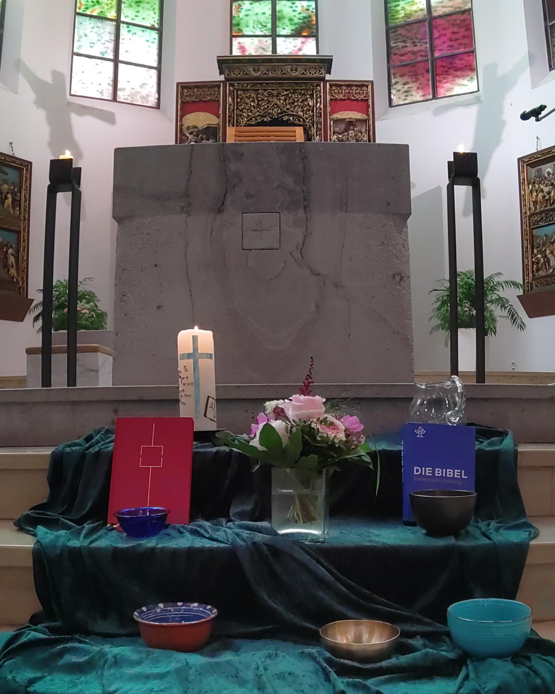 Taufgedächtnis: Die Wort-Gottes-Feier-Leiterinnen brachten ihre eigenen Schalen mit, um alle Mitfeiernden mit Wasser daran zu erinnern, dass jeder durch die Taufe Anteil an der Priesterschaft Jesus Christus hat.
