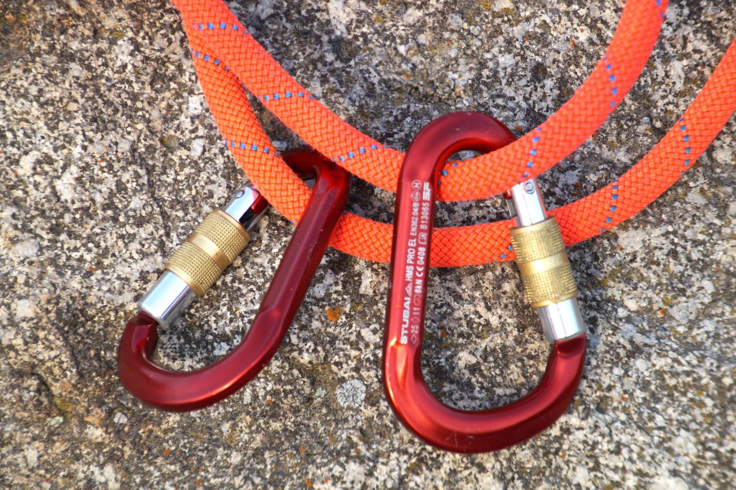Sicherung: Seil und Karabiner (c) Bild: Martin Manigatterer | In: Pfarrbriefservice.de Sicherung: Seil und Karabiner