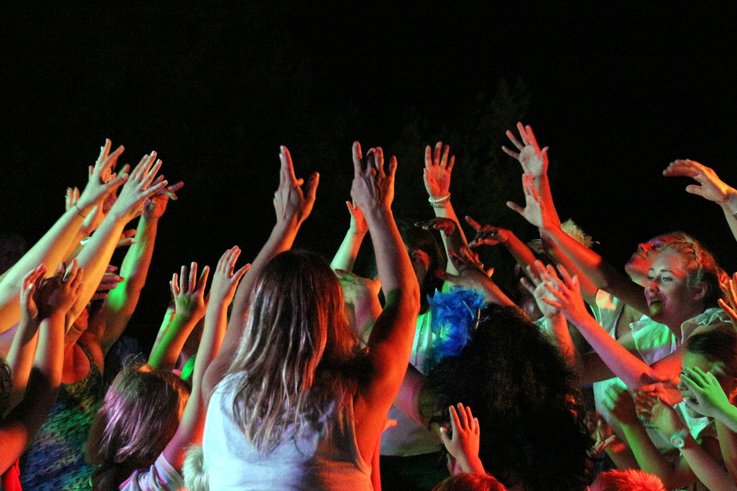 la_ola_die_welle_by_peter_weidemann_pfarrbriefservice