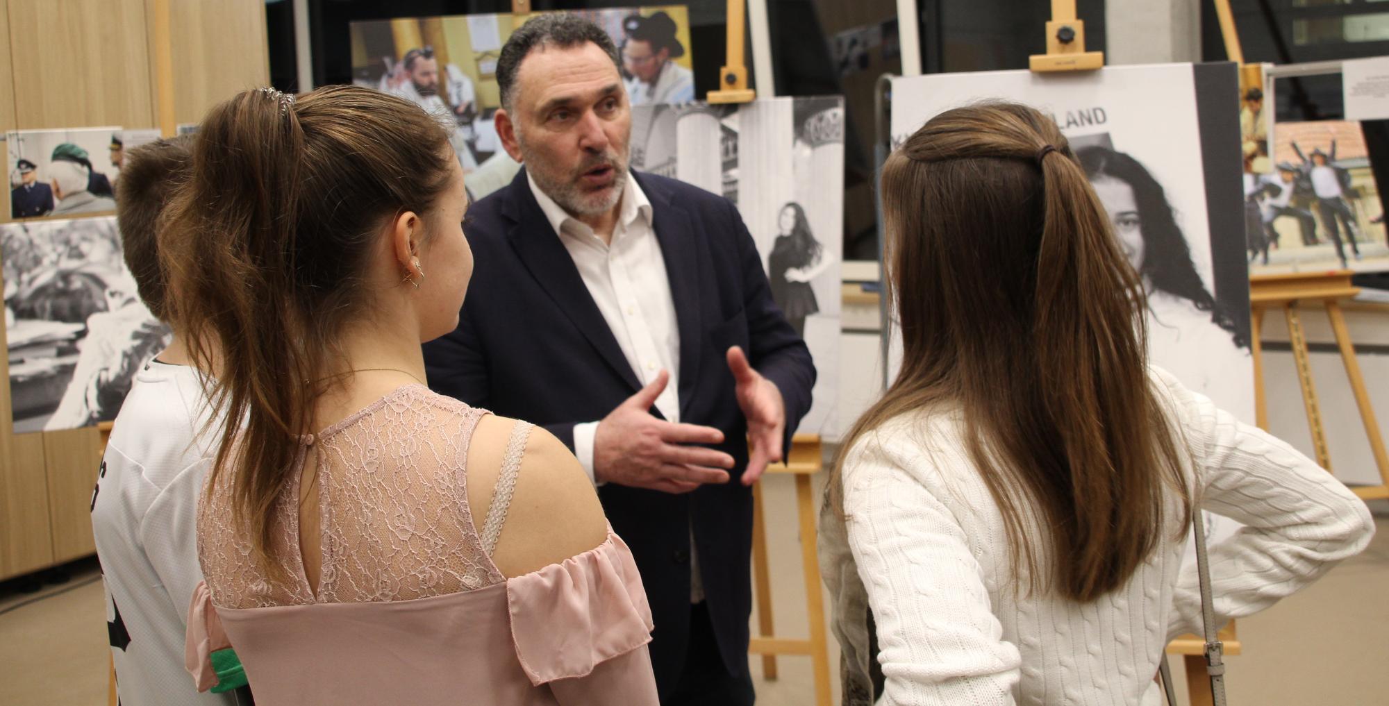 Der jüdische Fotograf Rafael Herlich im Gespräch mit der Schülervertretung der Sankt Lioba Schule.