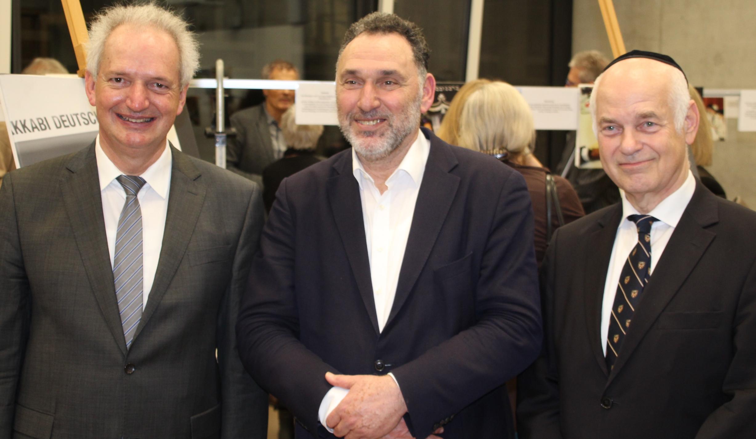 Schulleiter Bernhard Marohn, Fotograf Rafael Herlich und Manfred de Vries, Vorsitzender der jüdischen Gemeinde von Bad Nauheim (v.l.n.r.)