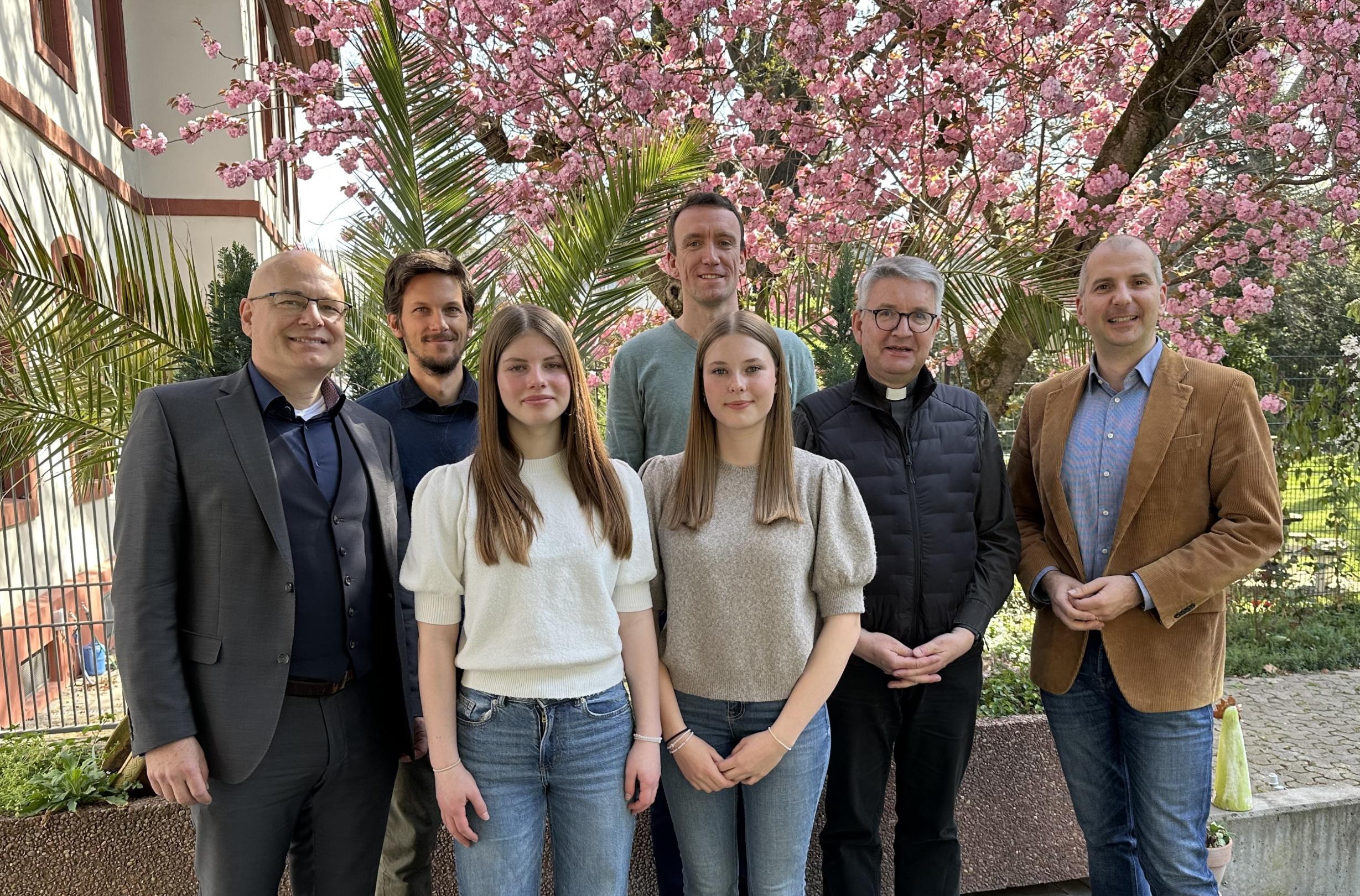 Bischof Kohlgraf dankt den Ersthelfern des Theresianums: Jette Breu und Alva Schuy (Schülerinnen); David Oelbe und Ruben Kreuter (Lehrkräfte) Daneben: Gereon Geissler  (Bildungsdezernent) und Stefan Caspari (Schulleiter)