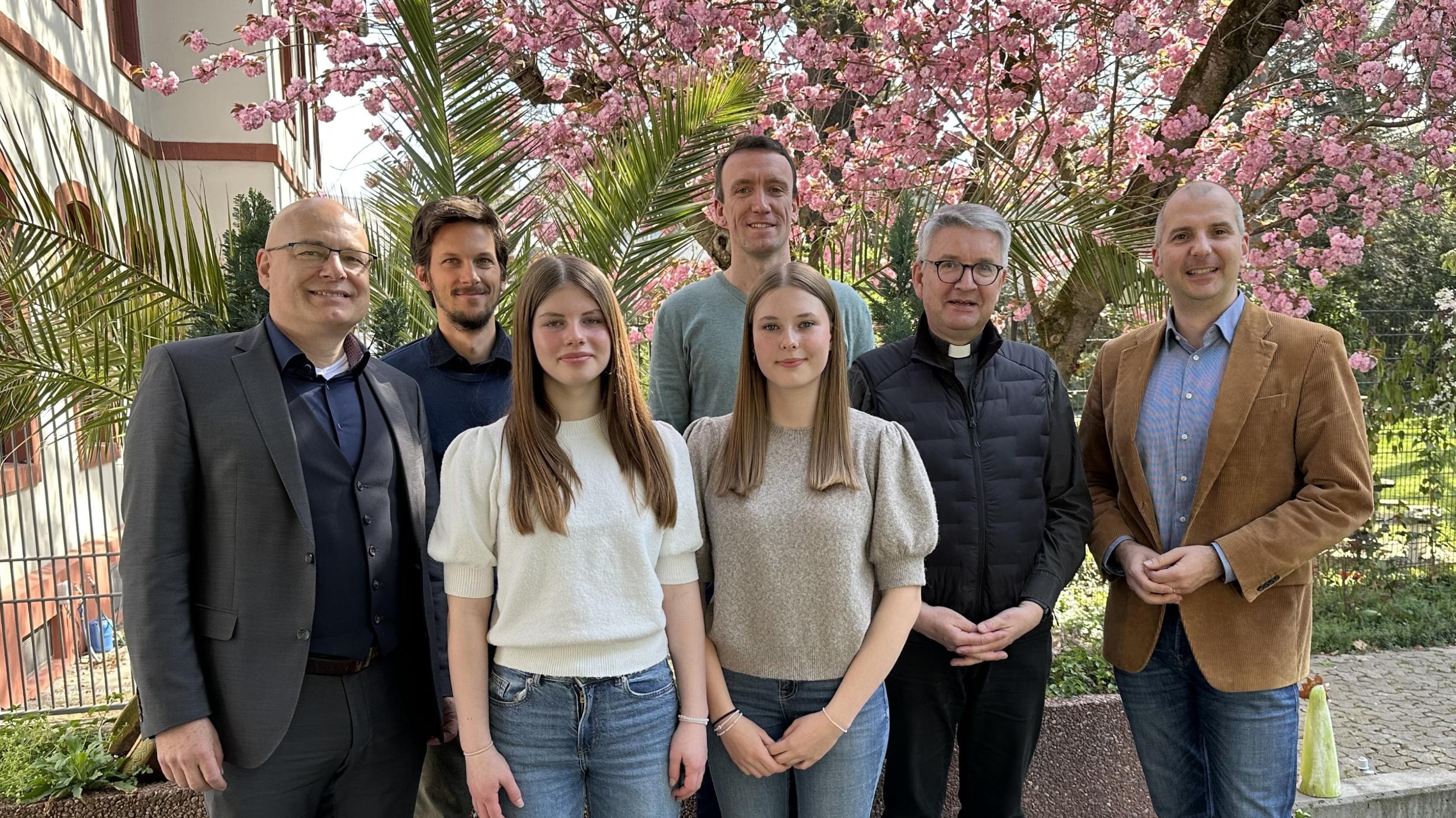 Bischof Kohlgraf dankt den Ersthelfern des Theresianums: Jette Breu und Alva Schuy (Schülerinnen); David Oelbe und Ruben Kreuter (Lehrkräfte) Daneben: Gereon Geissler  (Bildungsdezernent) und Stefan Caspari (Schulleiter)