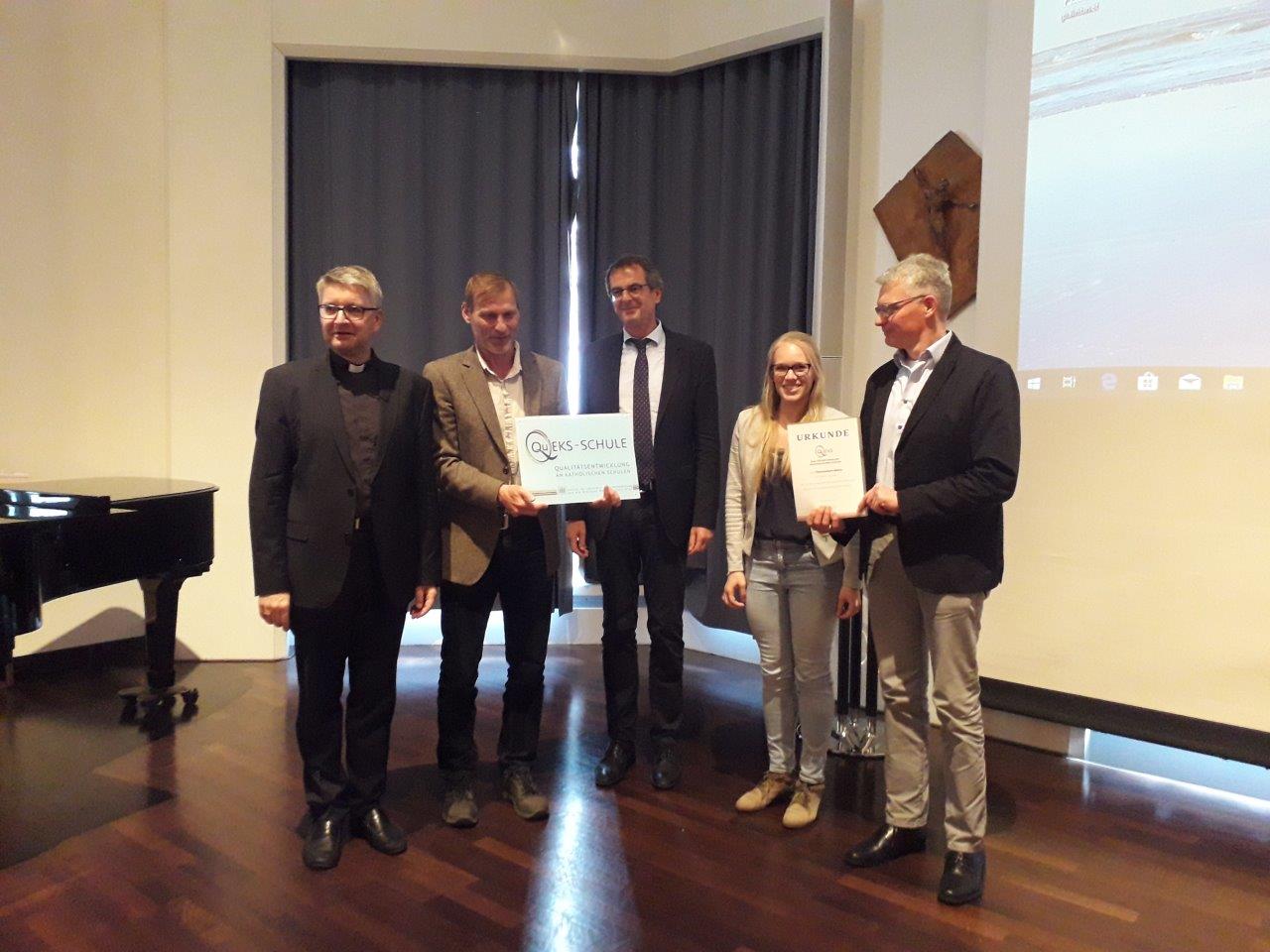Überreichung des Zertifikats an das Theresianum Mainz (c) Bistum Mainz