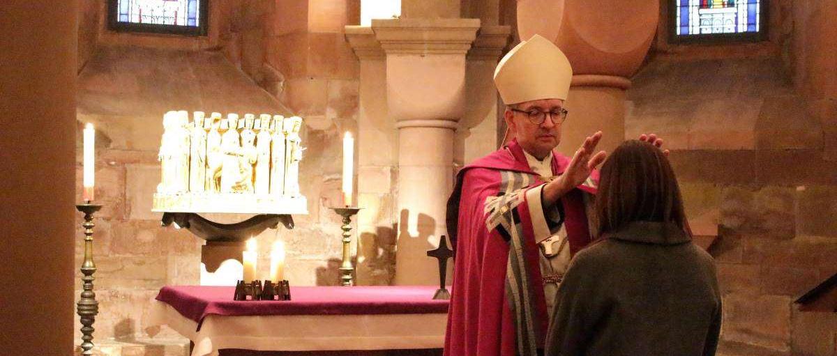 Segen durch Bischof Kohlgraf bei Zulassungsfeier in der Krypta des Mainzer Doms