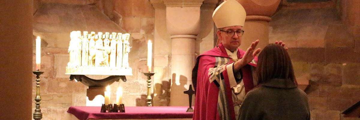 Segen durch Bischof Kohlgraf bei Zulassungsfeier in der Krypta des Mainzer Doms