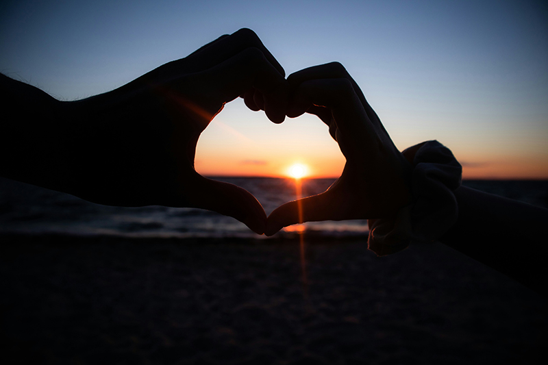 Handherz in der Abendsonne (c) Unsplash