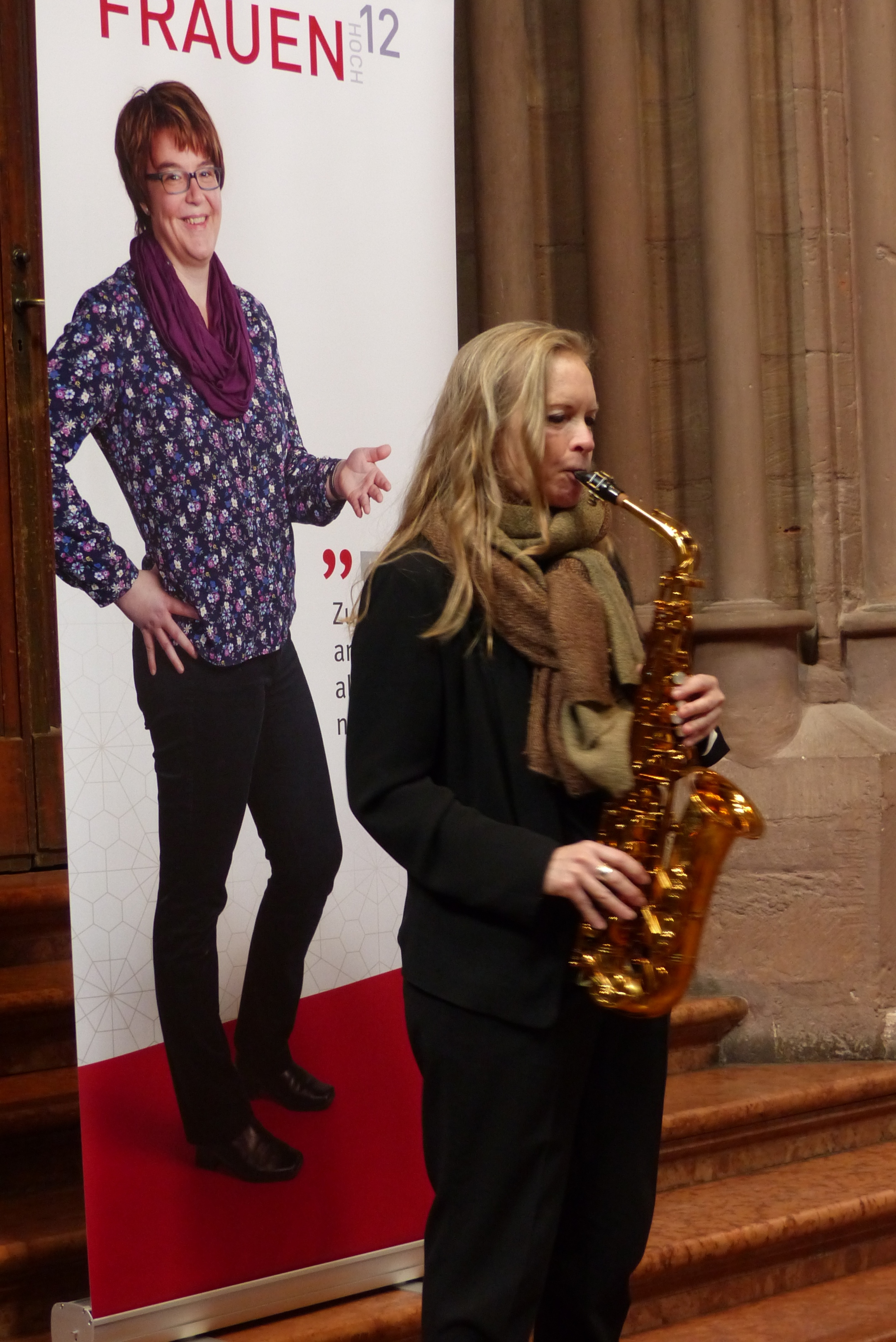 Anke Schimpf am Saxophon bei der Präsentation in Mainz