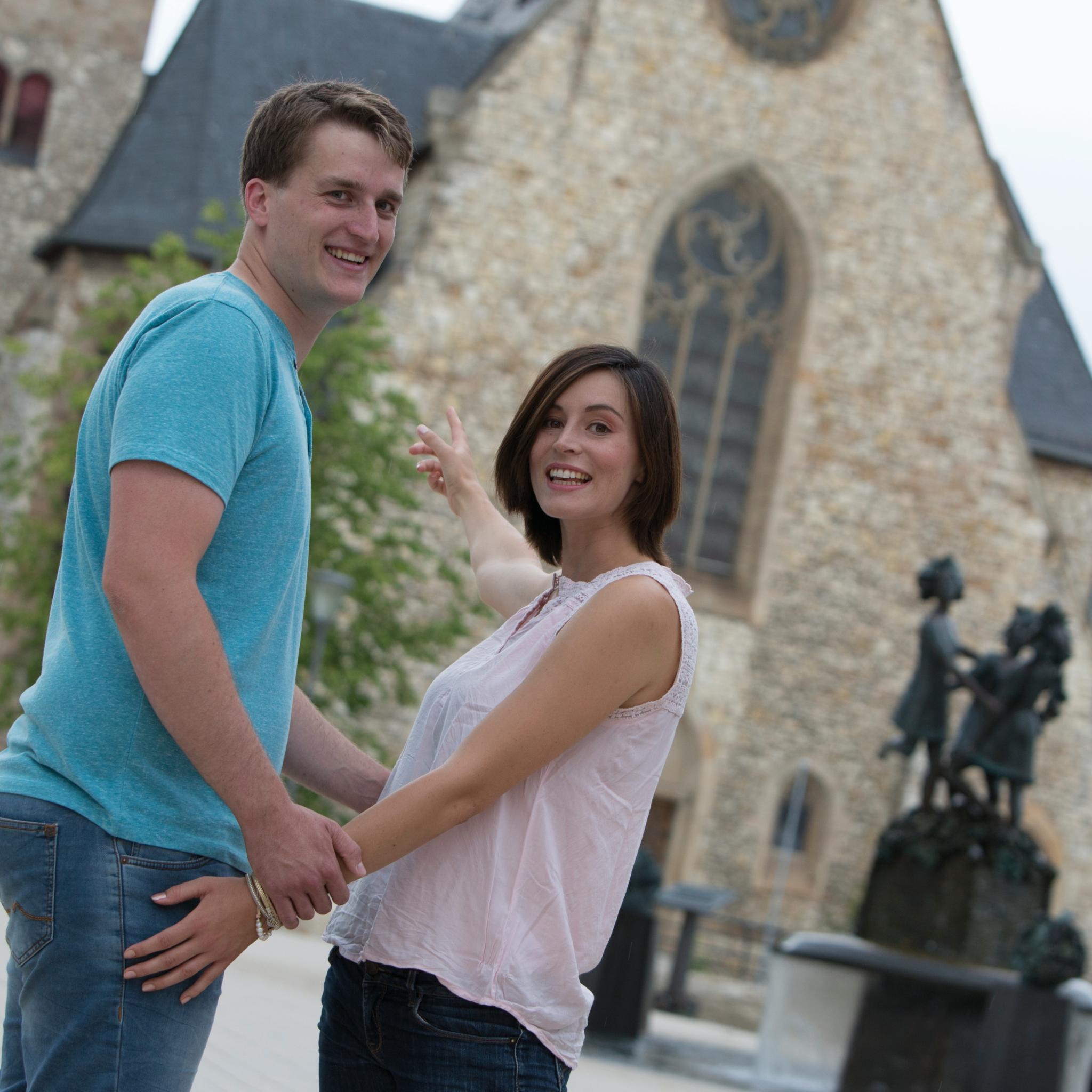 Paar vor Kirche