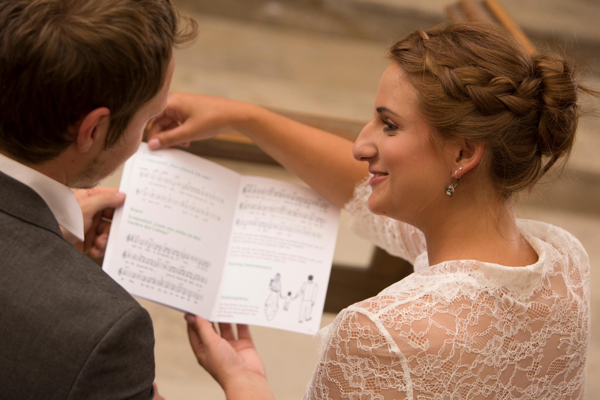 Paar in der Kirche, Liedblatt, heiraten