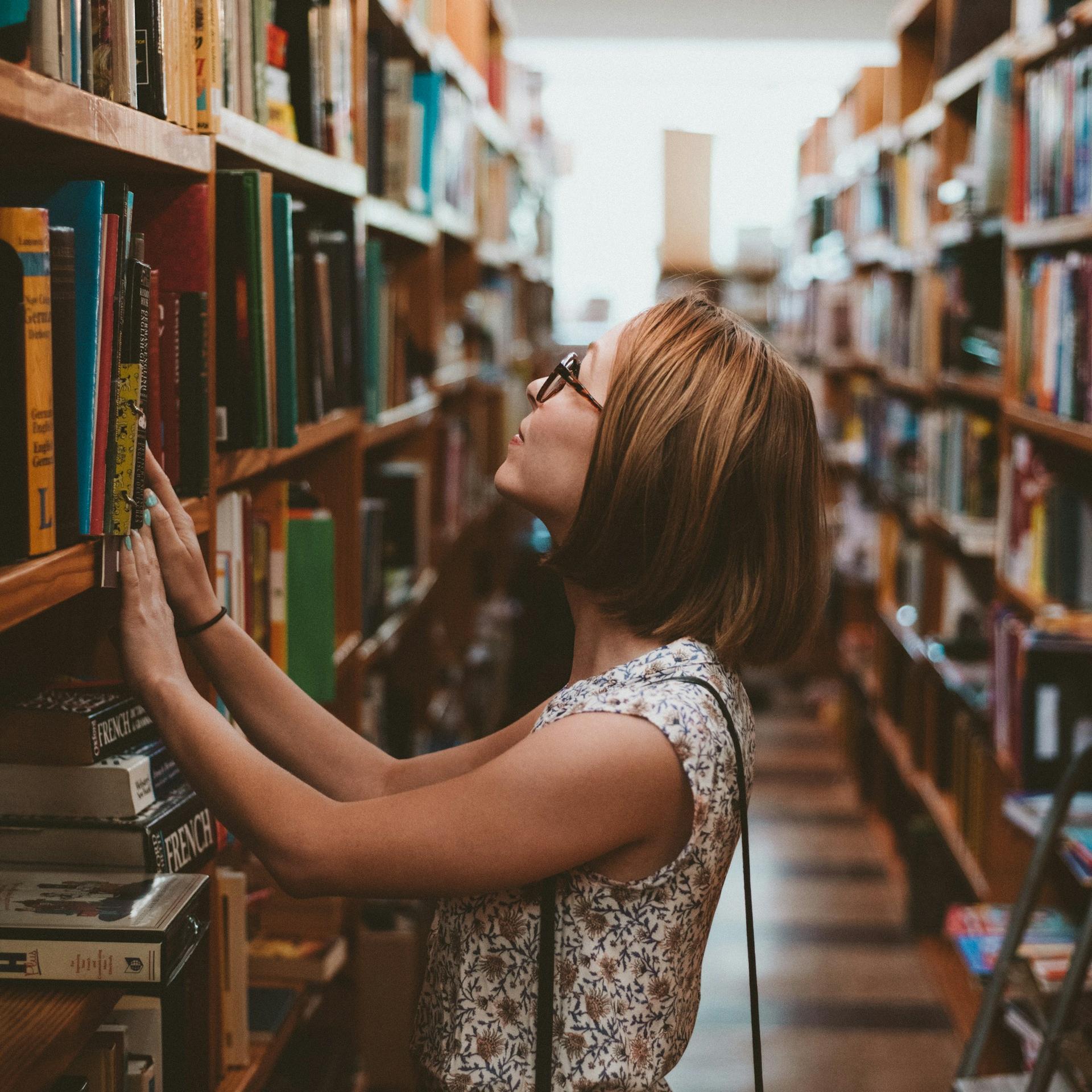 Bücherregal (c) Clay Banks unsplash.com