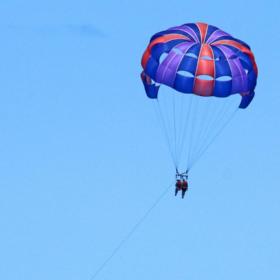 Paragleiter im Aufwind