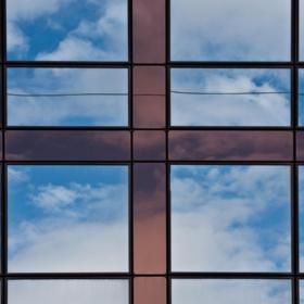 Kreuz-Spiegelung mit Himmel