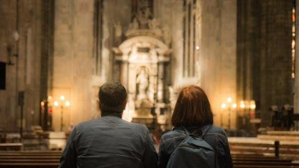 Paar in Kirche