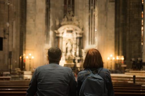 Paar in Kirche