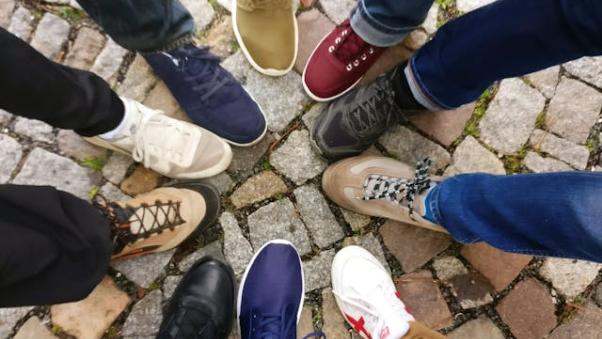 Kreis mit bunten Schuhen