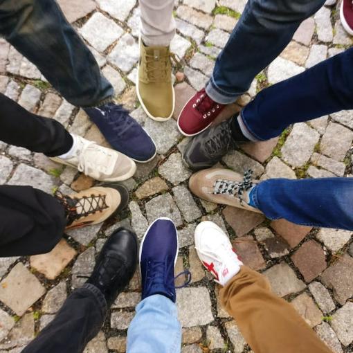 Kreis mit bunten Schuhen