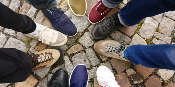Kreis mit bunten Schuhen