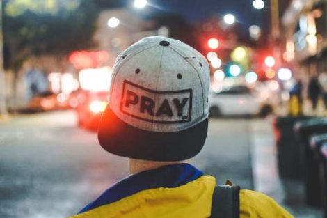 Pray-Kappe (c) Joshua Hanks/unsplash.com