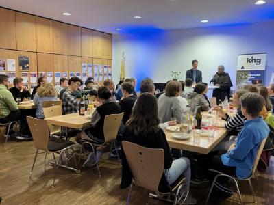 Im Gespräch mit Weihbischof P. JOshy Pottackal OCarm im Clubraum der KHG