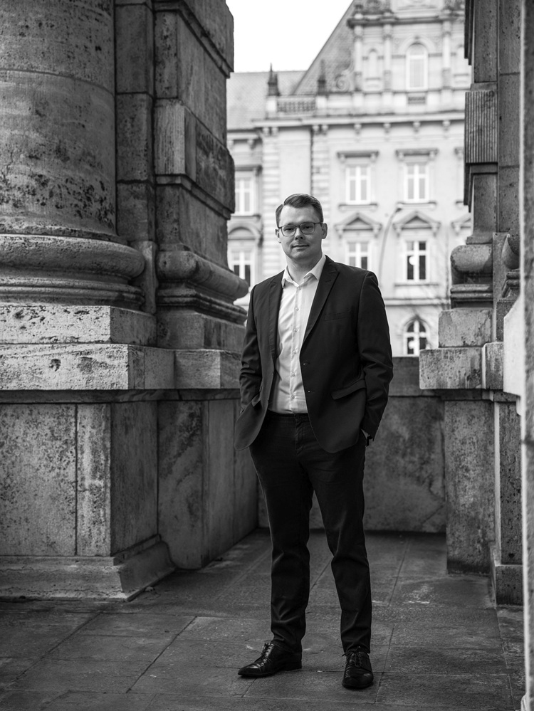 Author 1 BW - Compressed 2 hell (c) privat