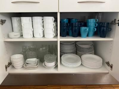 Küchenschrank mit Tassen und Tellern