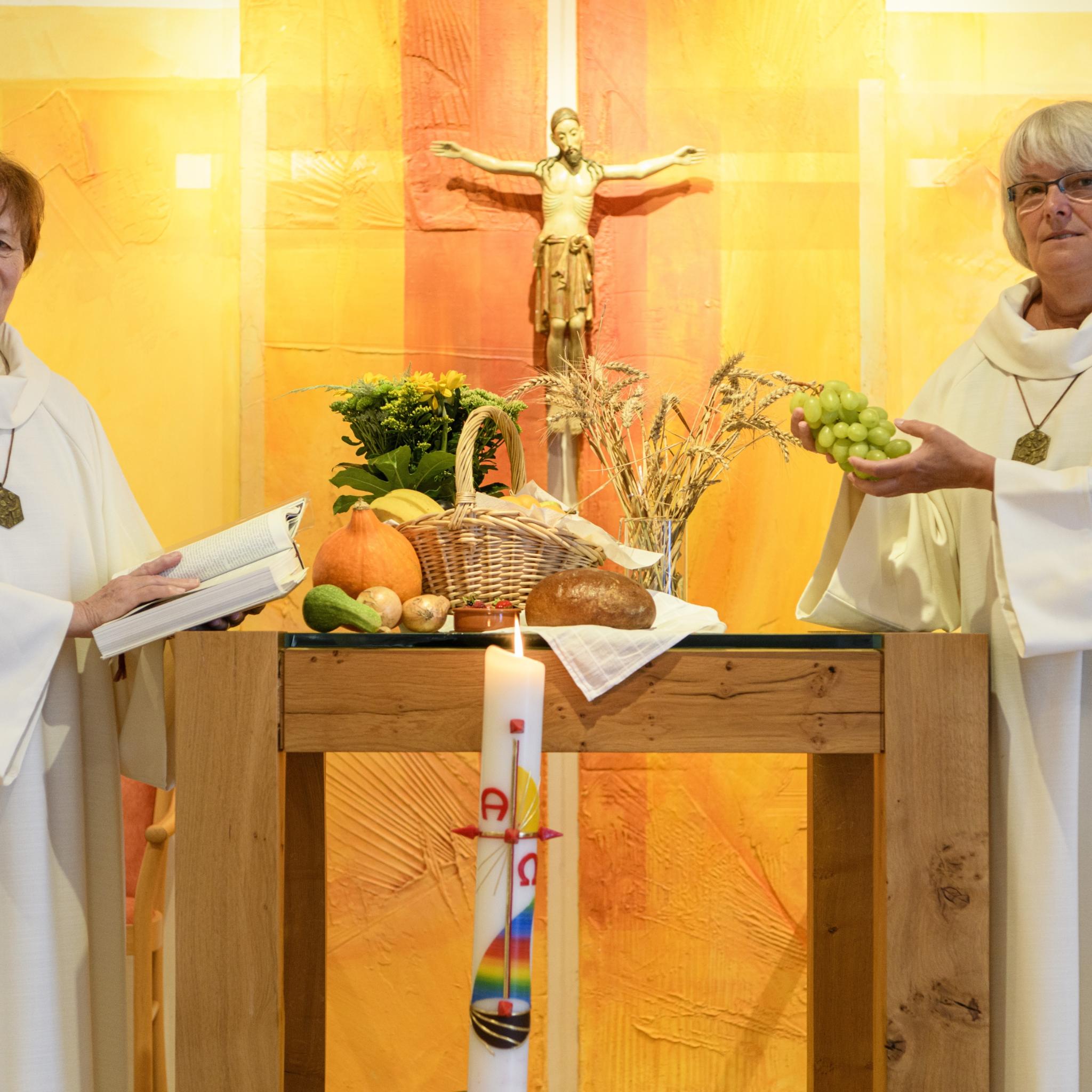 Zwei Frauen am Altar