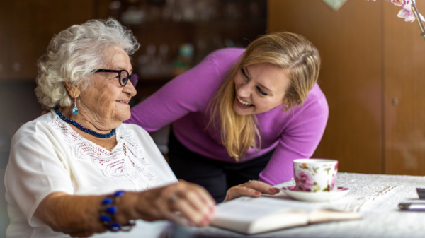 Junge Frau wendet sich älterer zu