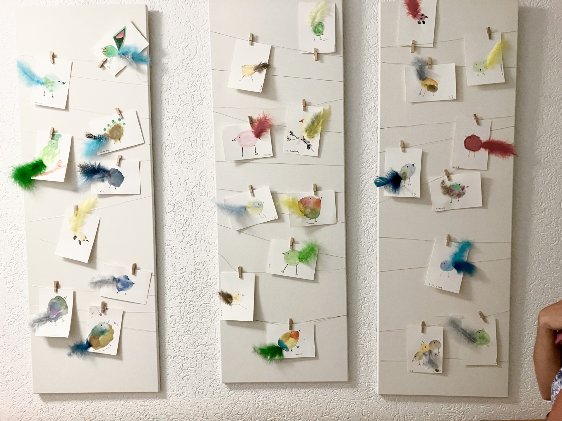 Bewohnerinnen und Bewohner schenken ihrem Heim auf Initiative der Seelsorgerinnen eine Kunstausstellung zum Jubiläum Vögelchen