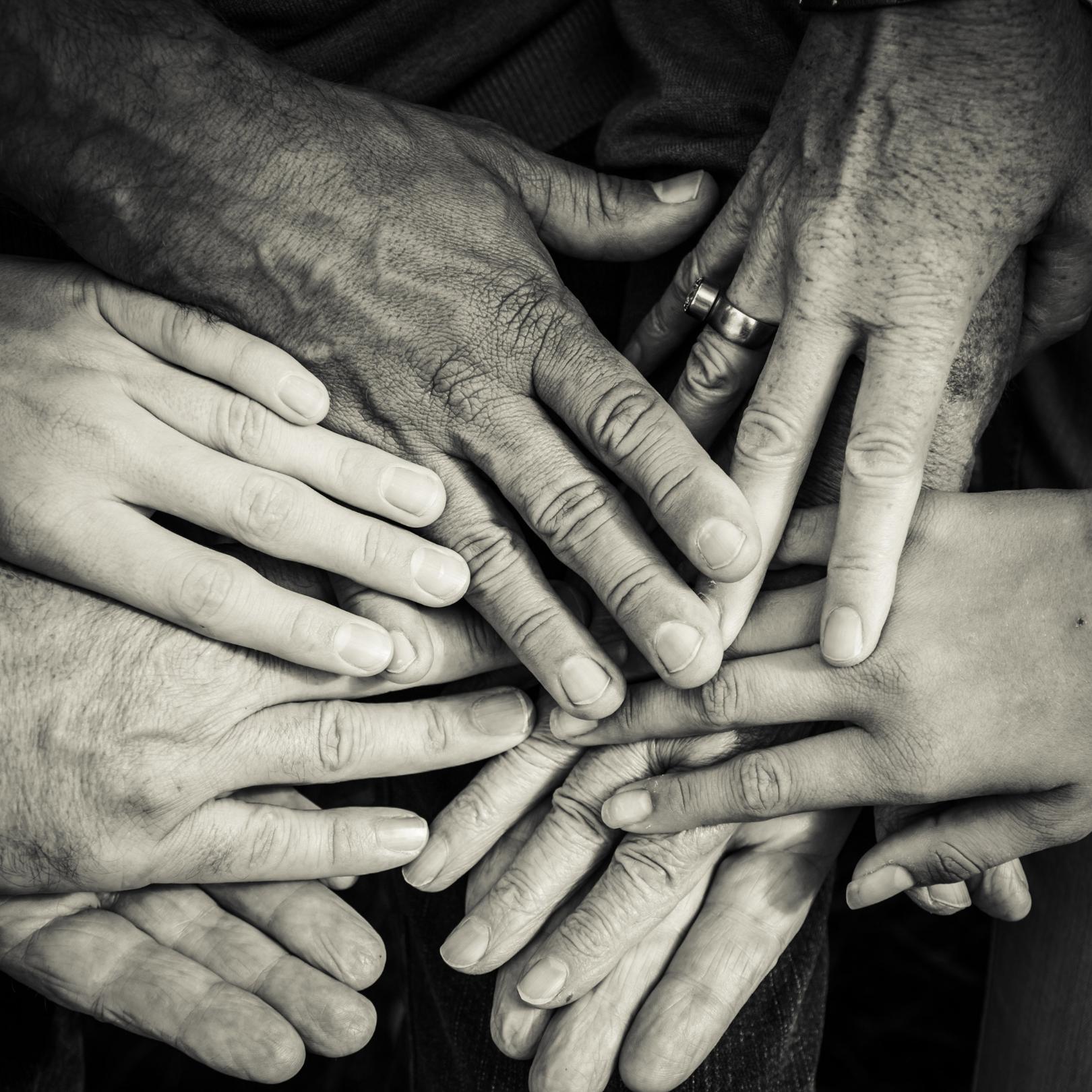 hands-4114905_by_giselaatje_pixabay_pfarrbriefservice