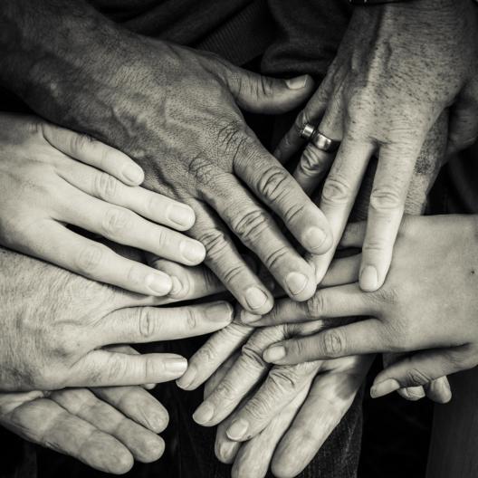 hands-4114905_by_giselaatje_pixabay_pfarrbriefservice