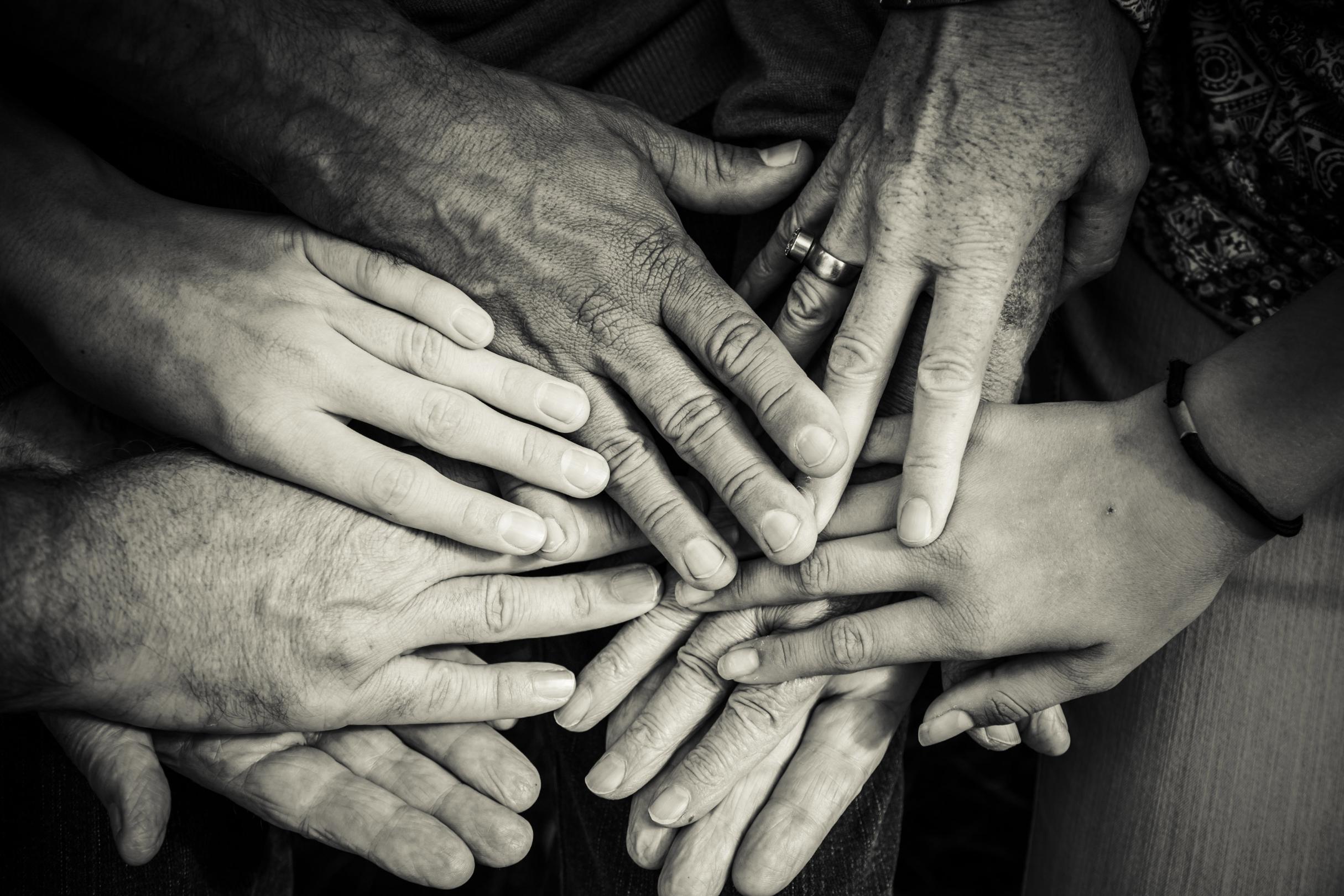 hands-4114905_by_giselaatje_pixabay_pfarrbriefservice