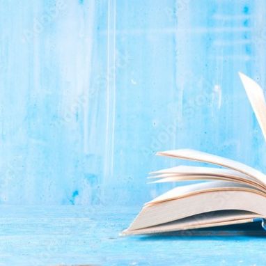 Buch aufgeschlagen blauer Hintergrund Thomas Bethge