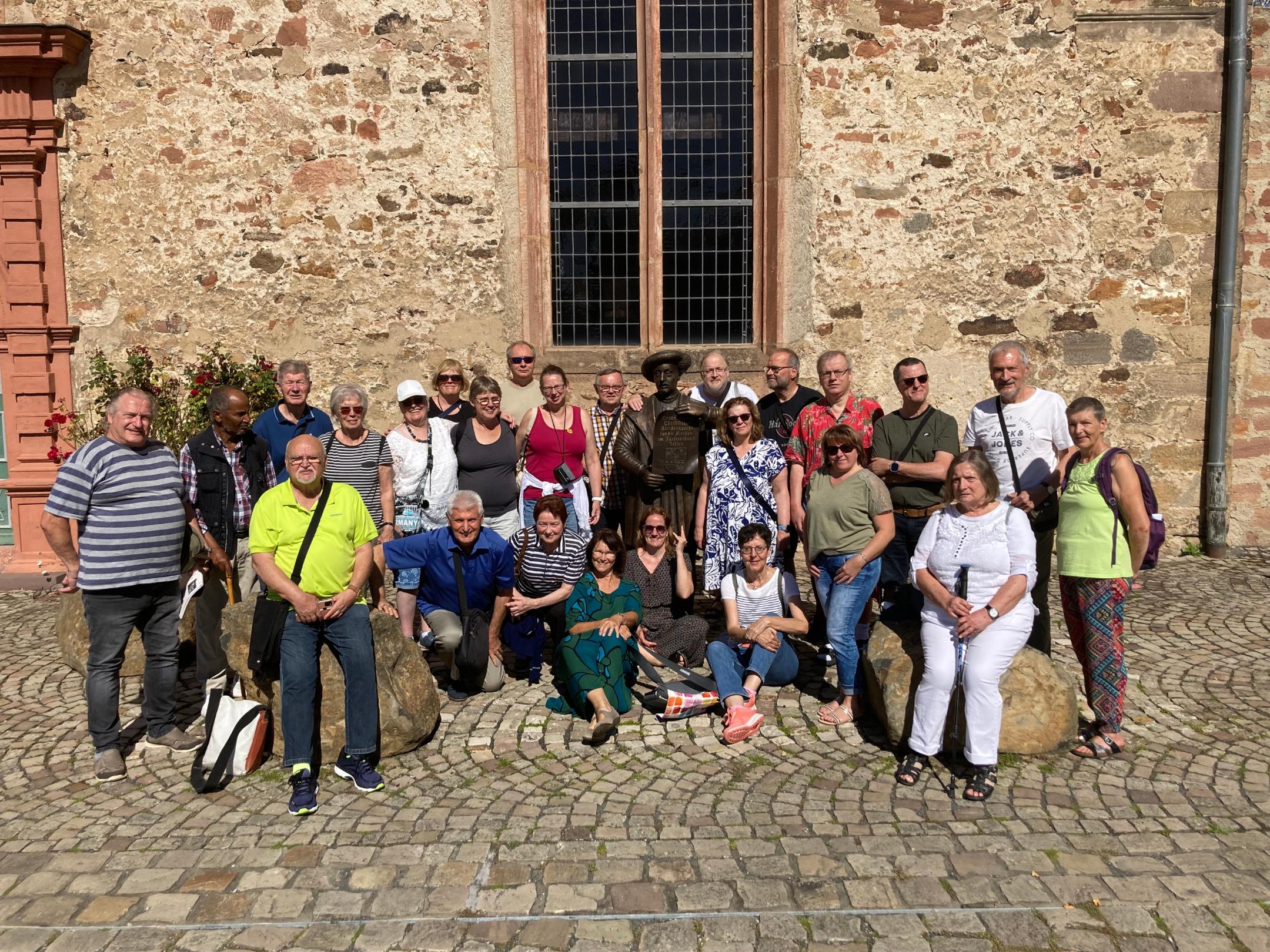 Gruppe Friedberg vor der evangelischen Kirche in Schwalmstadt