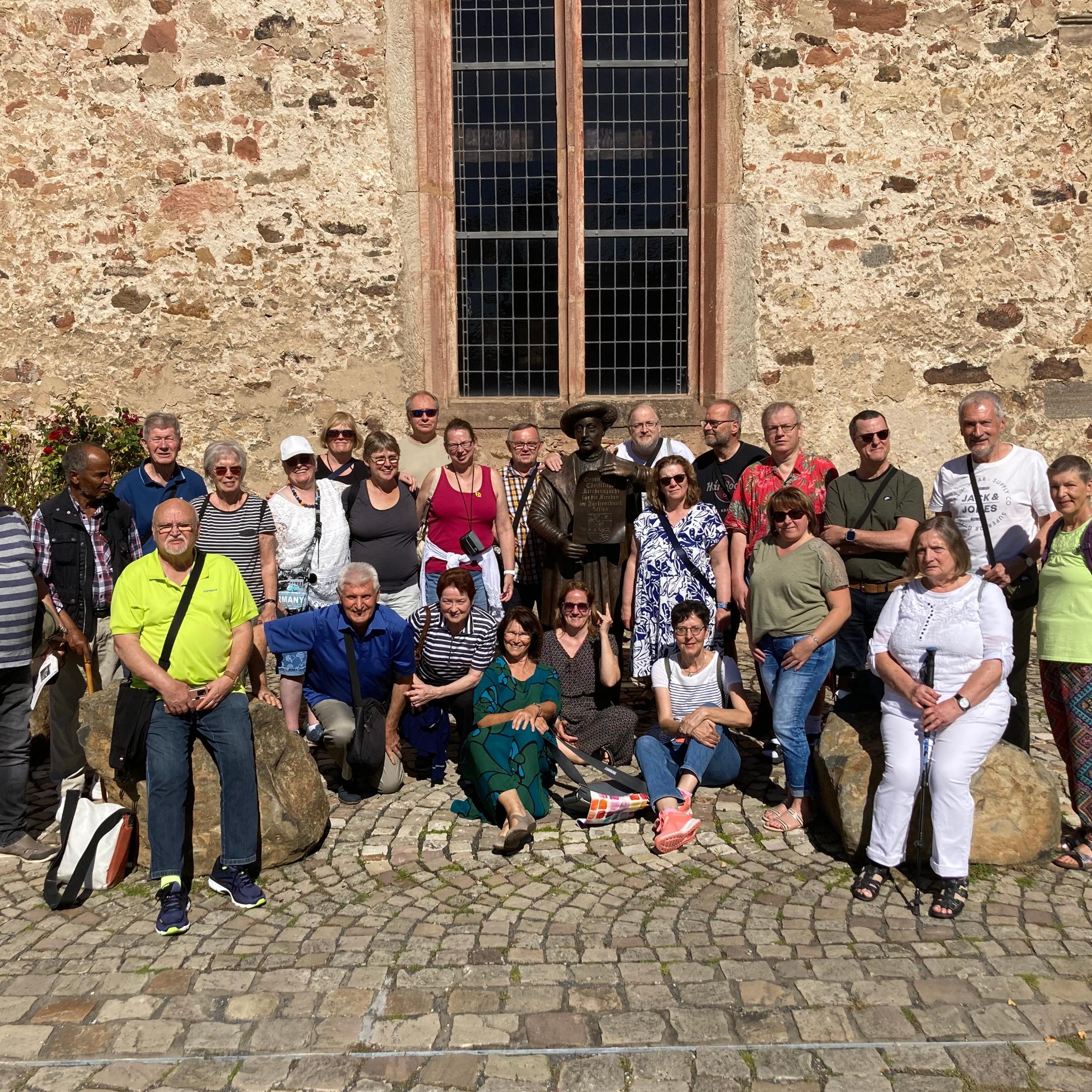 Gruppe Friedberg vor der evangelischen Kirche in Schwalmstadt