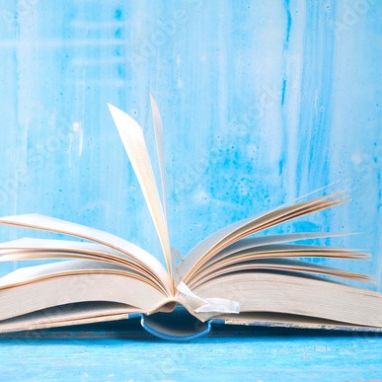 Buch aufgeschlagen blauer Hintergrund Thomas Bethge