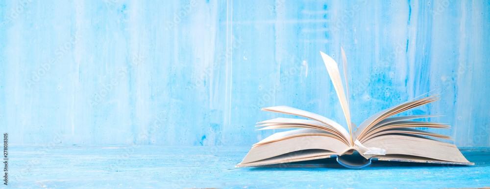 Buch aufgeschlagen blauer Hintergrund Thomas Bethge