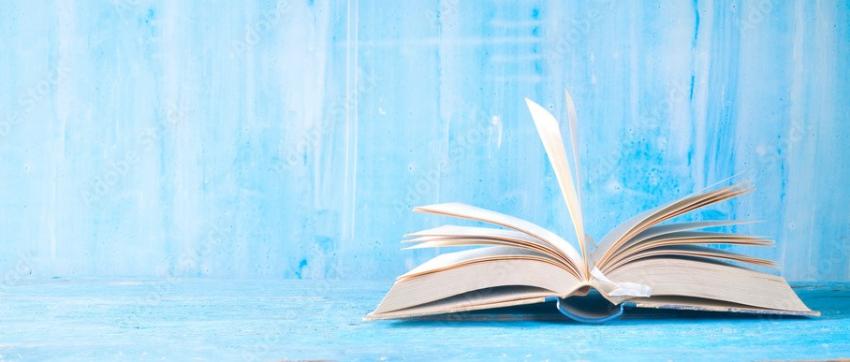 Buch aufgeschlagen blauer Hintergrund Thomas Bethge