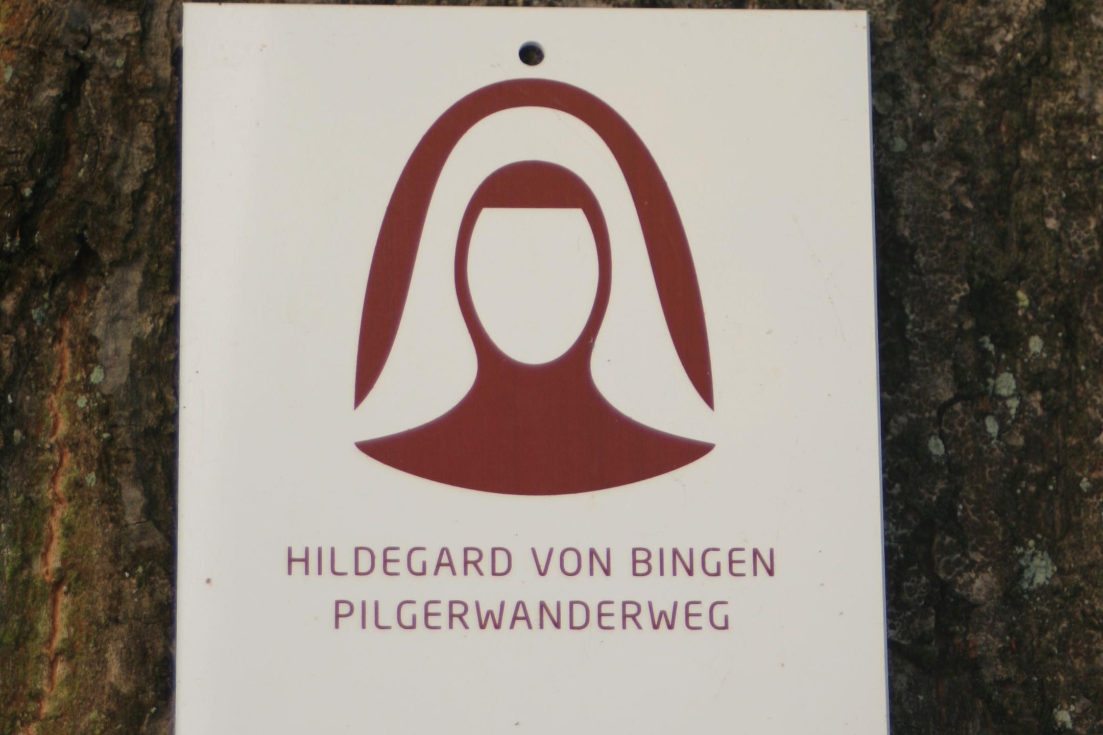 Das BIld zeigt das Logo des Hildegard-Weg an einem Baum