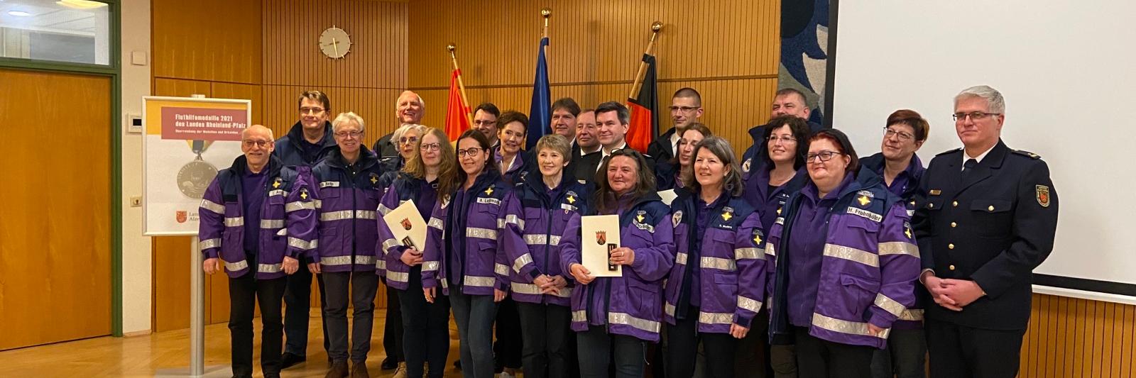 Die Notfallseelsorge Alzey-Worms bei der Verleihung der Fluthilfe-Medaille